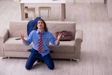 Genç bir erkek çalışanın işten çıkarılması