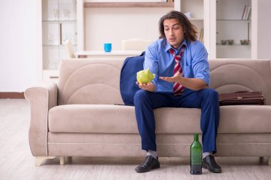 Genç bir erkek çalışanın işten çıkarılması