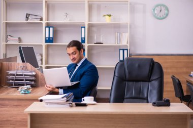 Ofiste çalışan genç bir erkek.