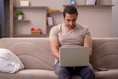 Evde çalışan genç bir erkek serbest yazar.