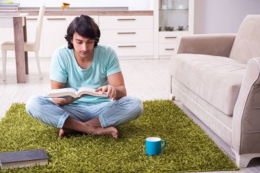 Evde sınava hazırlanan genç bir erkek öğrenci.