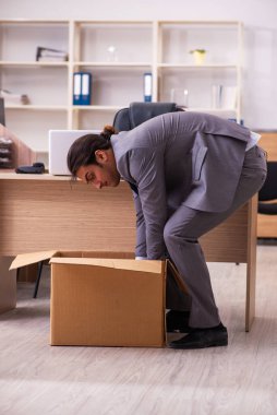 Genç erkek çalışanın işten çıkarılması