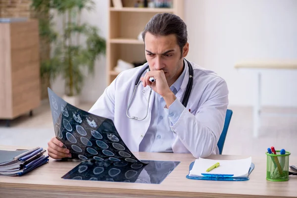 Junge Ärztin arbeitet in der Klinik — Stockfoto