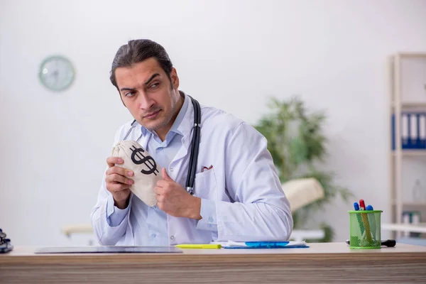 Genç erkek doktor maaş konsepti. — Stok fotoğraf