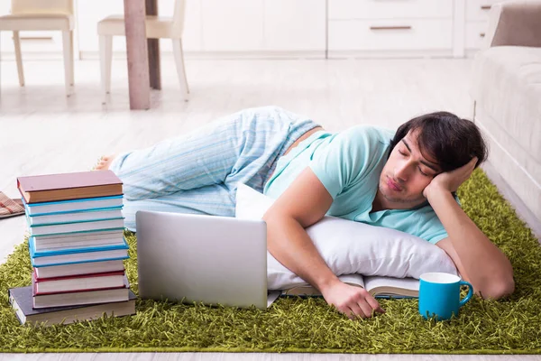 Молодий студент-чоловік втомився готуватися до іспитів вдома — стокове фото