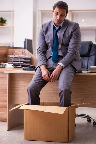 Jovem empregado masculino sendo demitido de seu trabalho — Fotografia de Stock