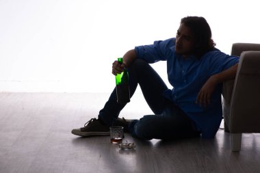 Genç adam alkolizmden muzdarip.