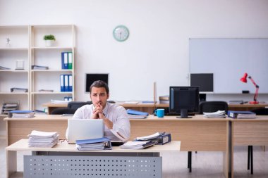 Genç bir erkek işçi aşırı işten memnun değil.