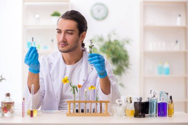 Parfüm sentezi konseptinde genç bir kimyager.