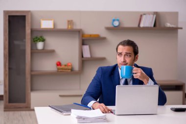 Salgın konsepti için evden çalışan genç erkek çalışanlar.