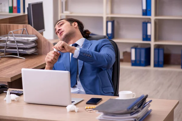 Jovem empresário doente empregado sofrendo no local de trabalho — Fotografia de Stock