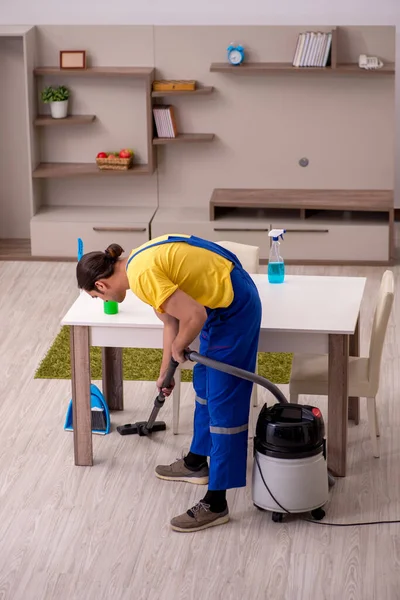 Joven contratista masculino limpiando la casa — Foto de Stock