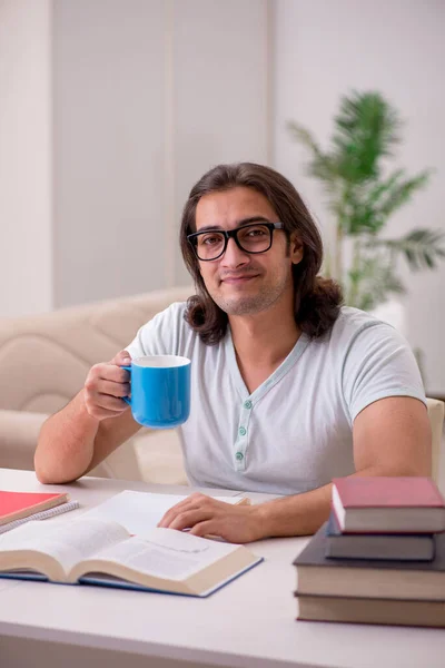 Jonge mannelijke student bereidt zich voor op examens thuis — Stockfoto