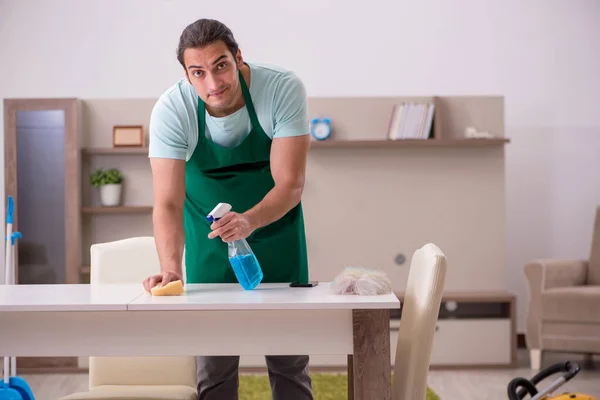 Fiatal férfi vállalkozó takarítja a házat — Stock Fotó