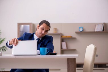 Salgın konsepti için evden çalışan genç erkek çalışanlar.