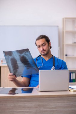 Klinikte çalışan genç bir erkek radyolog.