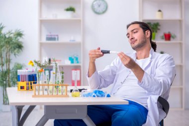 Laboratuvarda çalışan genç bir kimyager.