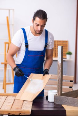 Genç erkek müteahhit atölyede çalışıyor.