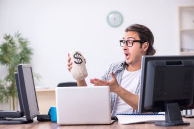 Ofiste çalışan genç bir erkek.