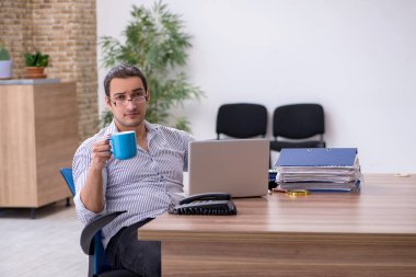 Ofiste çalışan genç bir muhasebeci.