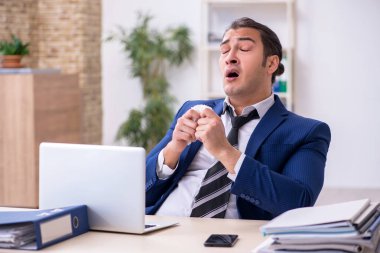 Hasta erkek çalışan işyerinde acı çekiyor.