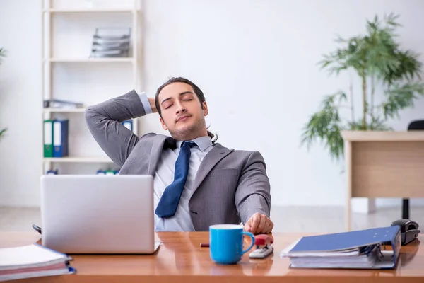 Junge männliche Angestellte im Büro — Stockfoto