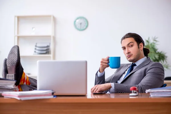 Fiatal férfi alkalmazott kávét iszik az irodában — Stock Fotó
