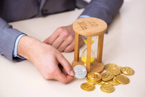 Joven ganando dinero a través de Internet en concepto de gestión del tiempo —  Fotos de Stock