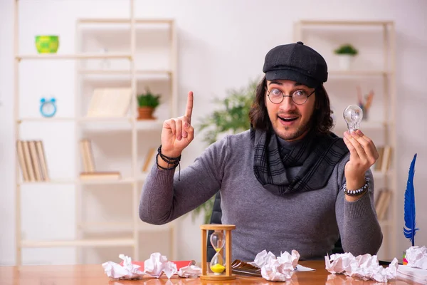 Giovane scrittore maschile nel concetto di gestione del tempo — Foto Stock