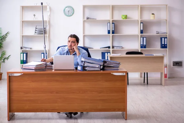 Joven empleado masculino que sufre en el lugar de trabajo — Foto de Stock