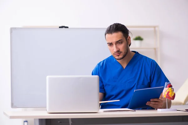 Fiatal férfi orvos tanár kardiológus előtt Whiteboard — Stock Fotó