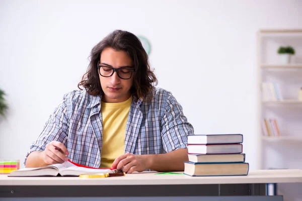 Joven estudiante masculino preparándose para los exámenes — Foto de Stock