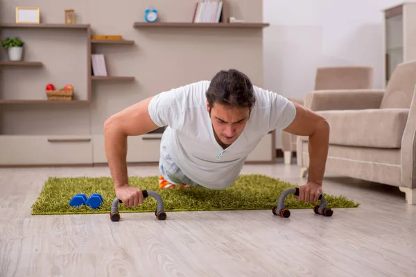 Tineri care fac exerciții sportive acasă — Fotografie, imagine de stoc