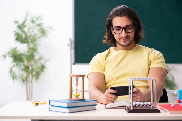 Junger Physikstudent bereitet sich im Klassenzimmer auf Prüfungen vor — Stockfoto