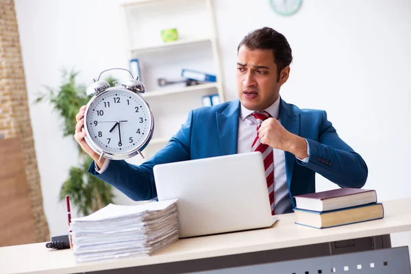 Jonge mannelijke werknemer werkzaam in het kantoor — Stockfoto