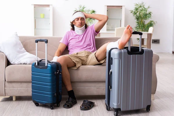Young injured man preparing for the trip — Stock Photo, Image