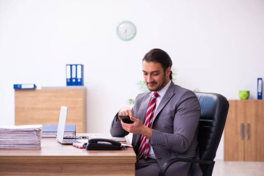 Ofiste çalışan genç bir erkek.