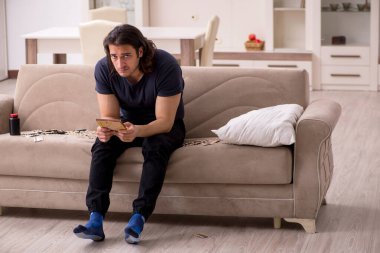 Evde acı çeken genç hasta adam.