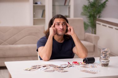 Evde acı çeken genç hasta adam.