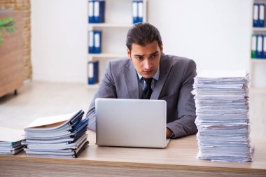 Genç bir erkek işçi aşırı işten memnun değil.