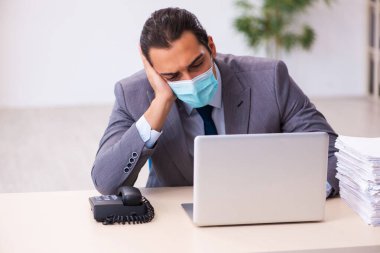 Salgın sırasında maske takan genç bir erkek.