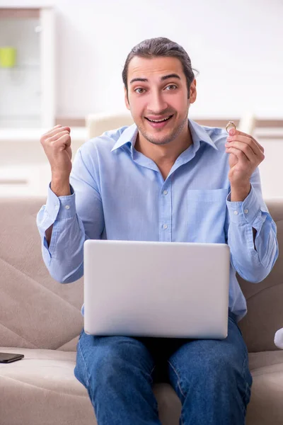 Joven haciendo propuesta de matrimonio a través de Internet —  Fotos de Stock