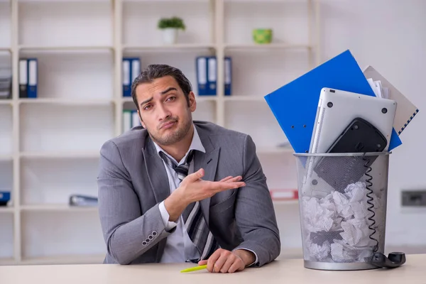 Gefeuerter Jungunternehmer mit Papierkorb im Büro — Stockfoto