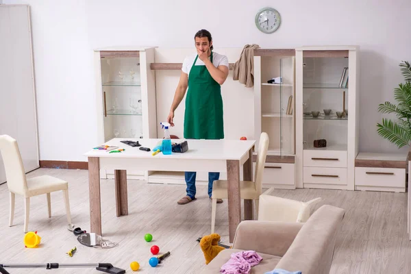 Jonge mannelijke aannemer schoonmaken van de flat na kinderen partij — Stockfoto