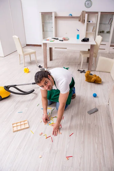 Giovane appaltatore maschio pulire l'appartamento dopo la festa dei bambini — Foto Stock
