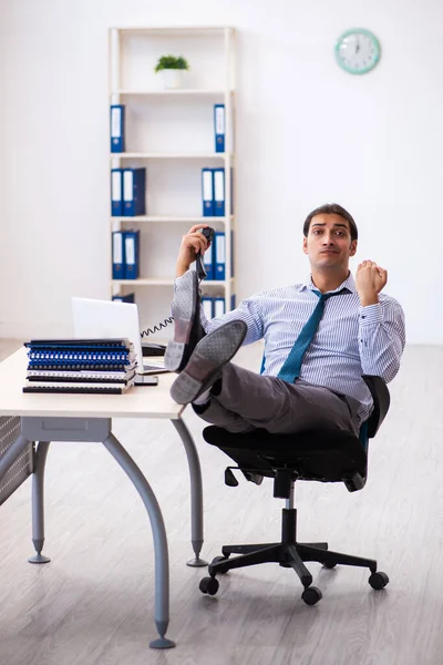 Junge männliche Angestellte im Büro — Stockfoto