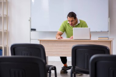 İş sunumu konseptinde genç bir erkek öğrenci