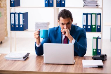 Ofiste çalışan genç bir erkek.