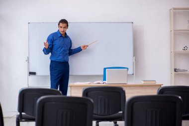 Genç erkek işletme eğitmeni salgın sırasında sunum yapıyor
