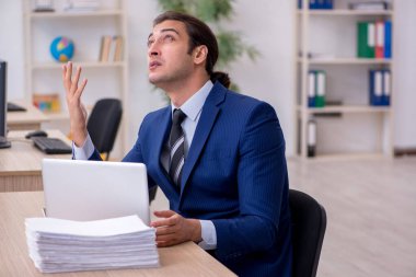 Ofiste çalışan genç bir erkek.